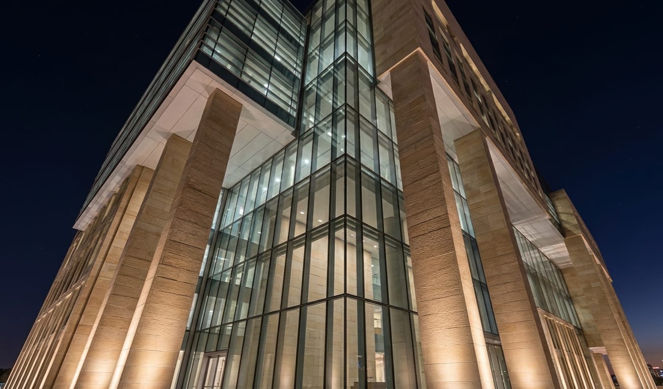 Ein hohes Bürogebäude mit Glasfassade